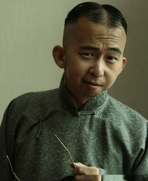 据知情人透露,巨兴茂早就已经结婚了,和妻子牟兴区之间的关系十分融洽