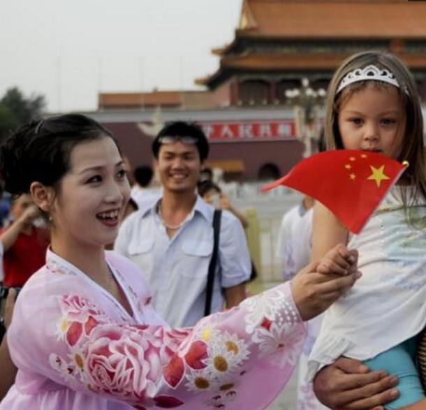 朝鲜旅行团来到中国参观,穿着朴素有特色,脸上挂着灿烂的笑容!