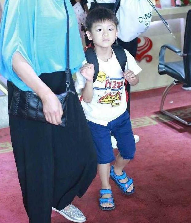 田亮叶一茜一家现身亮了,小亮仔长高了,森碟开始发育图片