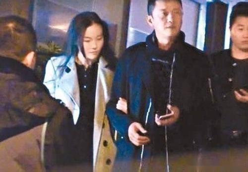 李亚鹏携新女友亮相气走王菲!谢霆锋机智扳回一局!网友:好球!