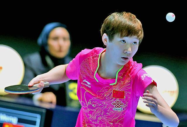 中国队18岁小将王曼昱4-0(11-9,12-10,11-2,11-9)完胜队友顾玉婷,个人