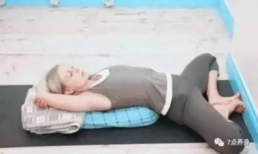 在此仰卧姿势中遵循如下几点: 1,腰部不要抬起; 2,盆骨部位展开; 3