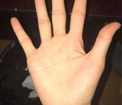 你右手断掌的话,那么这个女生的个性比较执着,比较重事业,断掌的人