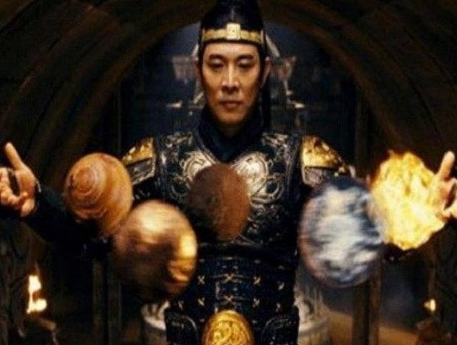 李连杰,《木乃伊3》中李连杰饰演的秦始皇,霸气侧漏,一身黑金甲尽显