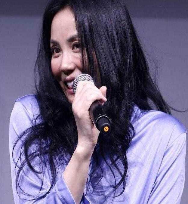 当众收拾裤腰带,王菲真是敢做敢当呀,换成别的女明星必定不敢这么了!