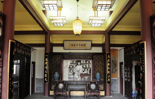 其南檐墙为仿欧式风格,屋顶建有砖砌镂空女儿墙,门窗为拱券式,券门及