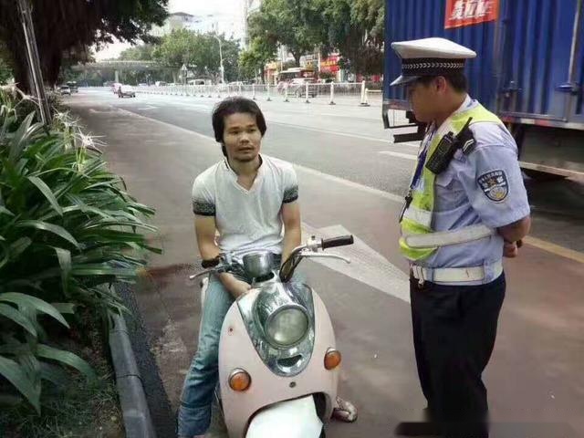 偷电瓶车的网红图片