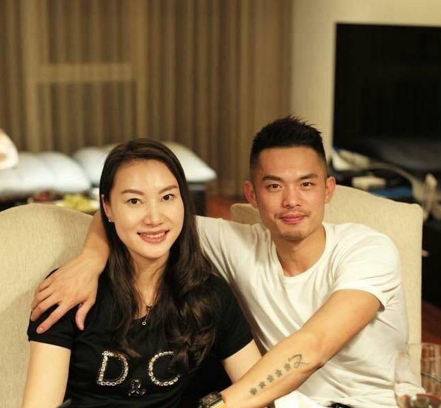 谢杏芳林丹尴尬秀恩爱,晒儿子拼豪车喝红酒,晒照被