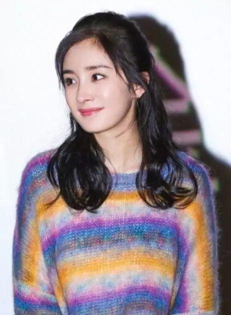 杨幂一改清纯形象,盘起长发女人味满满,"少女幂"变"女王幂"