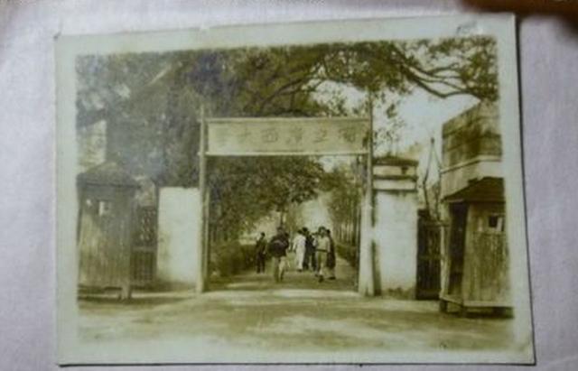 国立广西大学(桂林雁山)校门 马君武逝世后,广西大学进入了一段悲惨