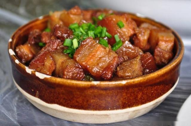 烹调时,我们用黑椒牛肉碎与之搭配,成品看似很土,味道却很有冲击力.