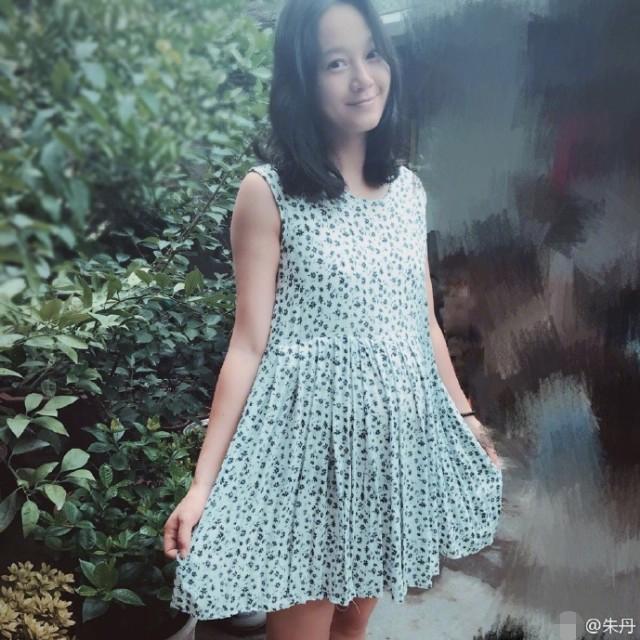 朱丹最近终于大方的公开了自己怀孕的消息,昨天贾静雯就晒出和朱丹的