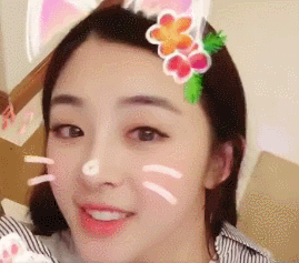 欧阳娜娜在做鬼脸