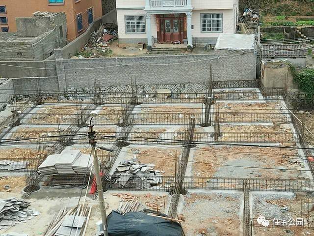 桩基,地梁一起钢筋混凝土现浇,并做好养护.