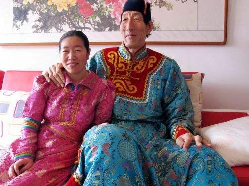 56岁,2米36中国巨人与1米68,28岁娇妻结婚,不顾医生