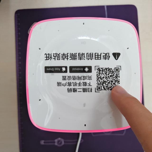 按键上方一层贴膜,扫描其上面的二维码就可以下载"小米ai"的app.