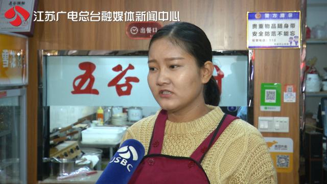 大叔送餐遭投诉 求店家把退还的外卖热一热:带回家给女儿吃