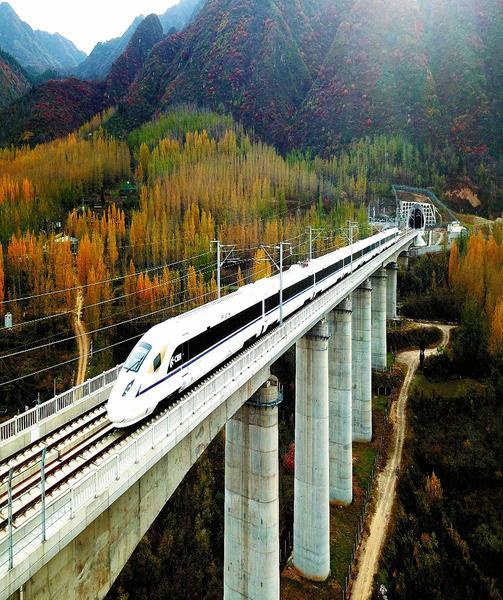 11月22日,西成高铁动车组试验列车穿越秦岭隧道 唐振江/摄