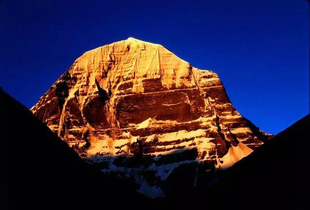 冈仁波齐峰是一座峰顶被冰雪覆盖的金字塔形岩石山峰,海拔为6 656米